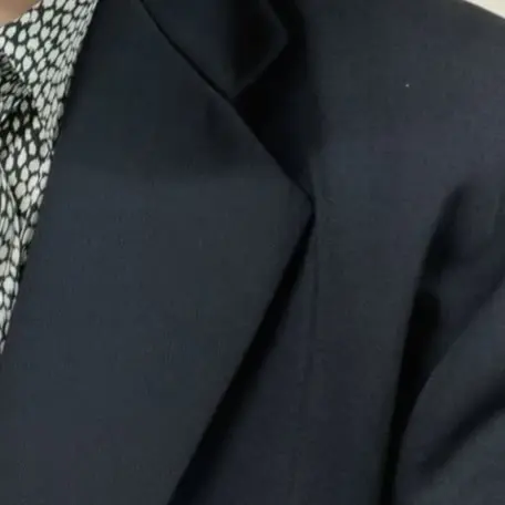 BentZebu8578의 海外へ仕事に向かっていた3人だったが……