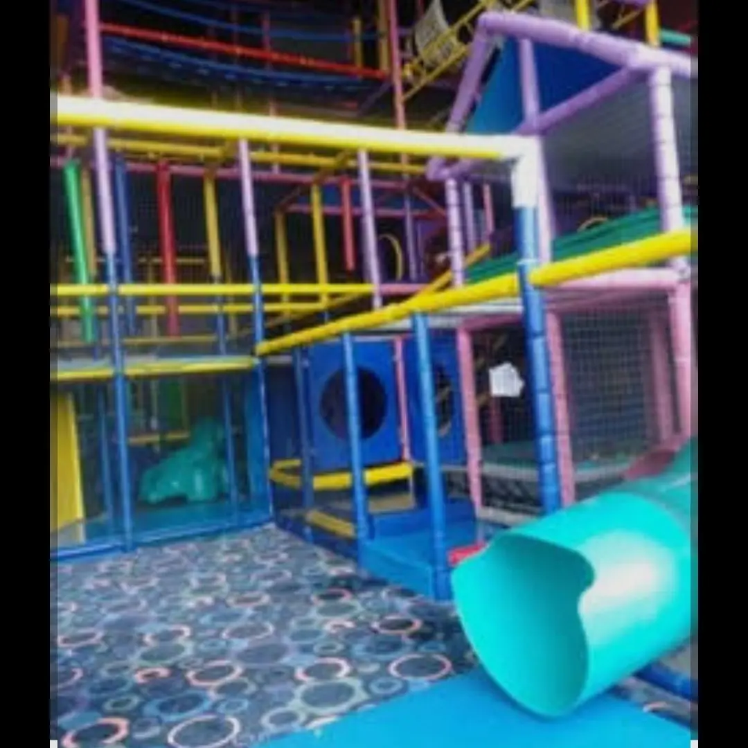 GentleLedge5292의 키즈카페에서 영원히 갇히게 되었다